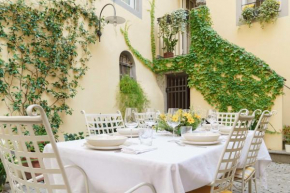 Corte Paolina - charming courtyard inside Lucca